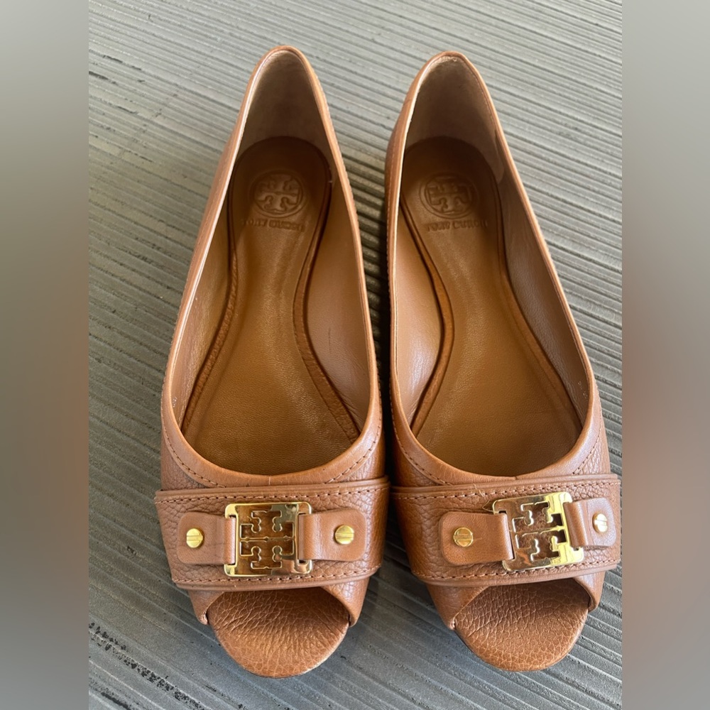 Tory burch flat in brown - used but in good condition Size 10